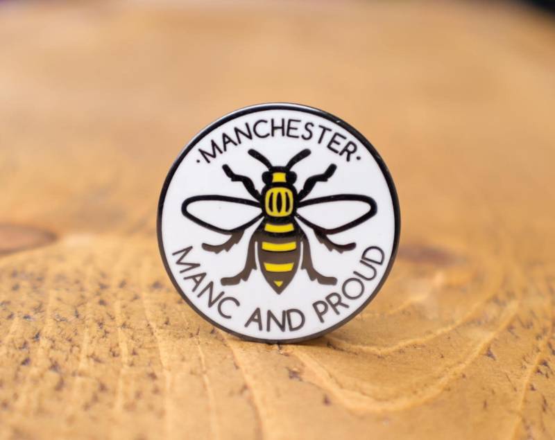 Manc & Proud Manchester Worker Bee Emaille Pin Abzeichen - Nickelfreie Metall Brosche Made in Uk Mancunian Manc & Proud Manchester Worker Bee Emaille Pin Abzeichen - Nickelfreie Metall Brosche Made in Uk Mancunian von TheManchesterShop
