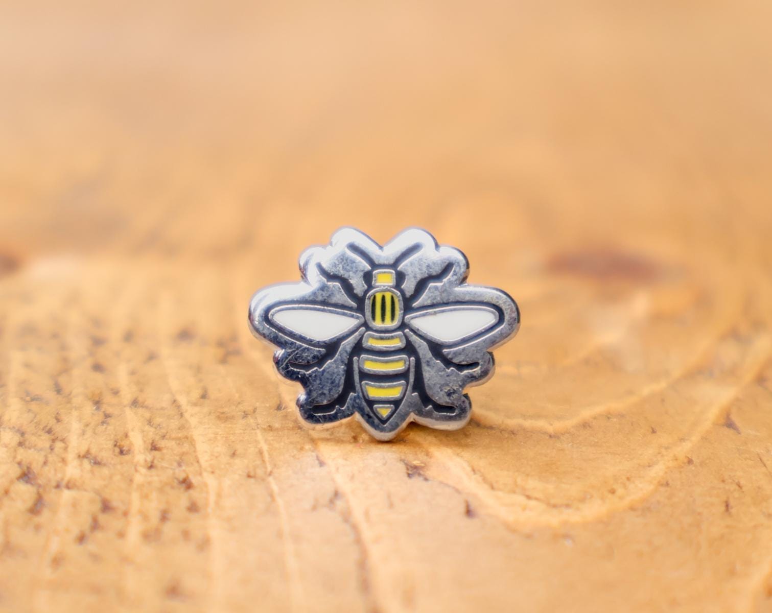 Manc & Proud Save The Bees Emaille Pin Abzeichen - Nickelfreie Metall Brosche Made in Uk Manc & Proud Save The Bees Emaille Pin Abzeichen - Nickelfreie Metall Brosche Made in Uk von TheManchesterShop