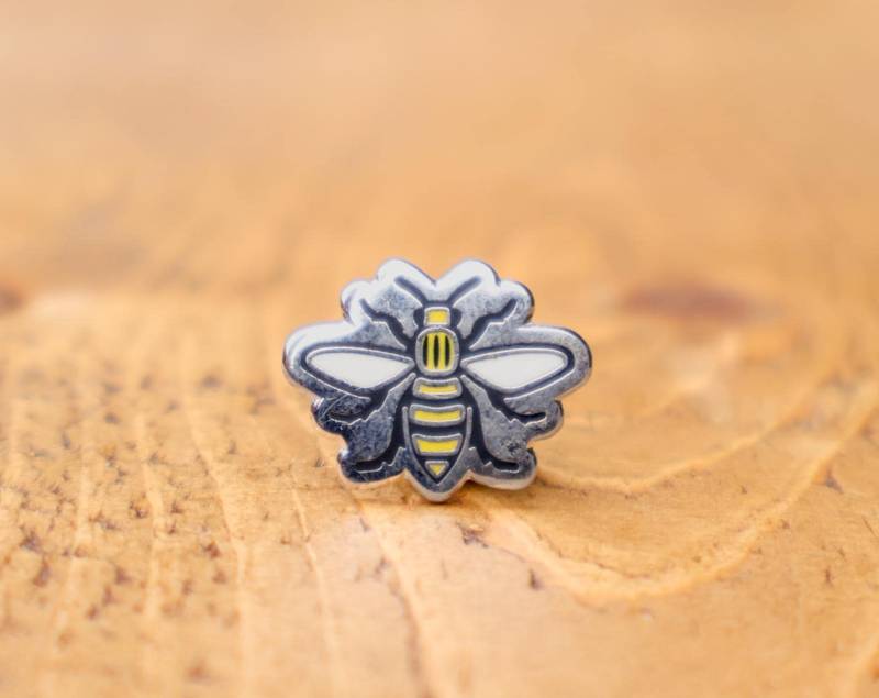 Manc & Proud Save The Bees Emaille Pin Abzeichen - Nickelfreie Metall Brosche Made in Uk Manc & Proud Save The Bees Emaille Pin Abzeichen - Nickelfreie Metall Brosche Made in Uk von TheManchesterShop