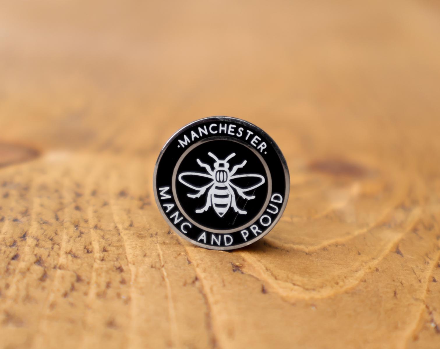 Manc & Proud Worker Bee Emaille Pin Abzeichen - Nickelfreie Metall Brosche Made in Uk Manchester Monochrom Manc & Proud Worker Bee Emaille Pin Abzeichen - Nickelfreie Metall Brosche Made in Uk Manchester Monochrom von TheManchesterShop