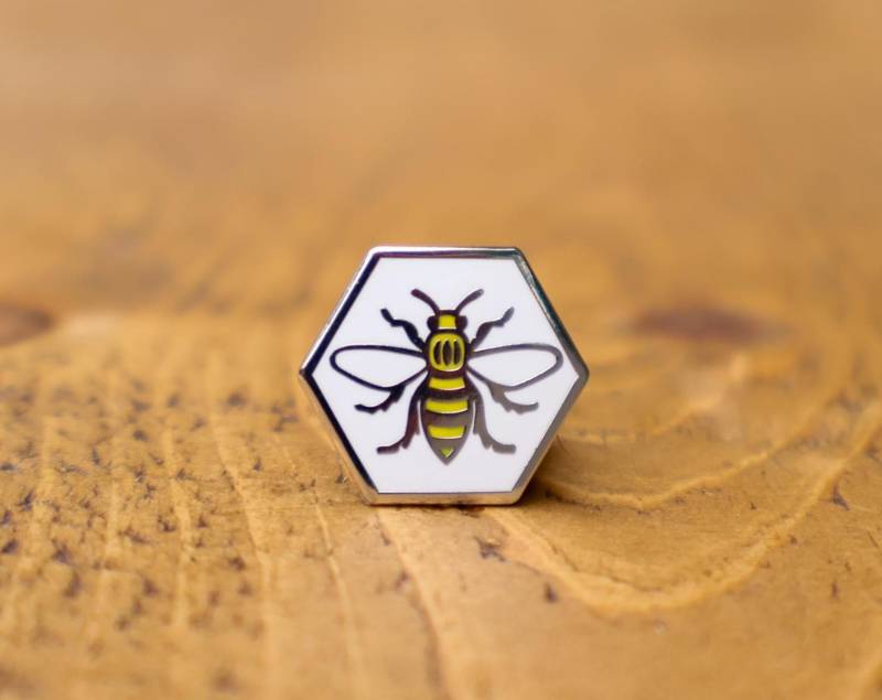 Manchester Bee Hexagon Emaille Pin Abzeichen - Nickelfreie Metall Brosche Made in Uk Worker Mancunian Manchester Bee Hexagon Emaille Pin Abzeichen - Nickelfreie Metall Brosche Made in Uk Worker Mancunian von TheManchesterShop