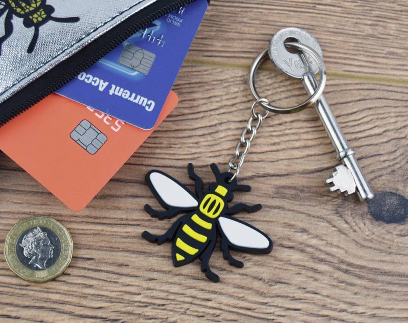 Manchester Worker Bee Schlüsselanhänger Aus Silikon - Gelbe Biene Logo Mancunian Geschenk Save The Bees Manchester Worker Bee Schlüsselanhänger Aus Silikon - Gelbe Biene Logo Mancunian Geschenk Save The Bees von TheManchesterShop