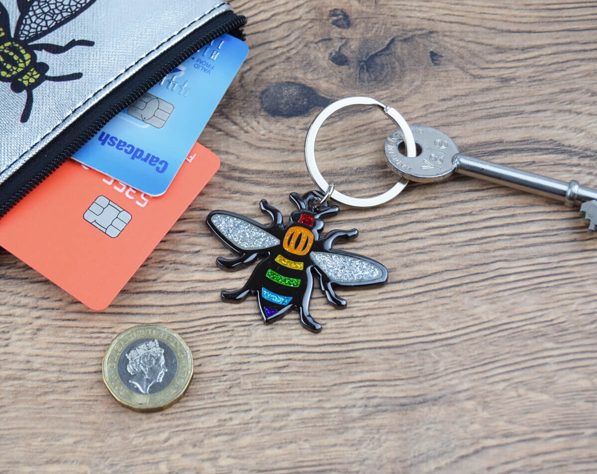 Regenbogen Glitzer Bienen Schlüsselanhänger - Manchester Worker Bee Mancunian Geschenk Lgbtq Pride Save The Bees Regenbogen Glitzer Bienen Schlüsselanhänger - Manchester Worker Bee Mancunian Geschenk Lgbtq Pride Save The Bees von TheManchesterShop