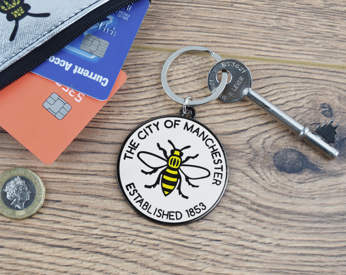 stadt Manchester Est. 1853 Metallschlüsselring - Worker Bee Mancunian Geschenk Save The Bees stadt Manchester Est. 1853 Metallschlüsselring - Worker Bee Mancunian Geschenk Save The Bees von TheManchesterShop