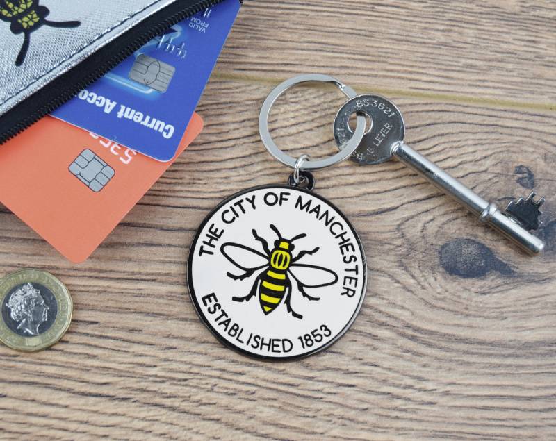 stadt Manchester Est. 1853 Metallschlüsselring - Worker Bee Mancunian Geschenk Save The Bees stadt Manchester Est. 1853 Metallschlüsselring - Worker Bee Mancunian Geschenk Save The Bees von TheManchesterShop