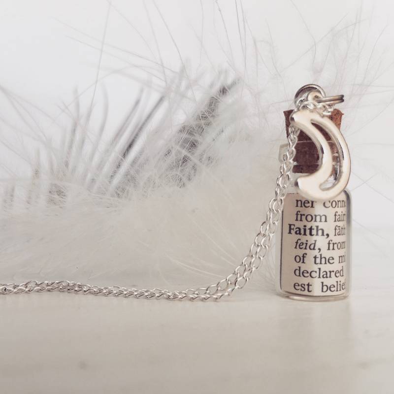 Vintage Wörterbuch Flaschen Anhänger - Handgemachter Schmuck - Einzigartiges Geschenk - Bücherwurm Kleine Geschenke - Geschenke Für Sie - Geek Vintage Wörterbuch Flaschen Anhänger - Handgemachter Schmuck - Einzigartiges Geschenk - Bücherwurm Kleine Geschenke - Geschenke Für Sie - Geek von TheManifestingShrink