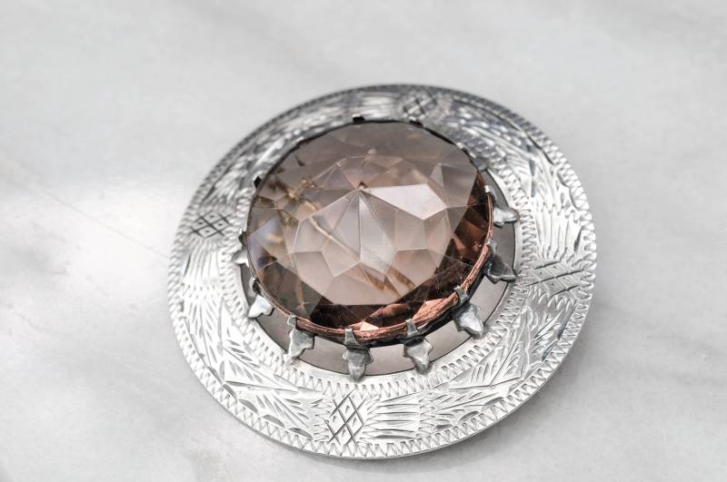 Vintage Englisch 1969 Sterling Silber Glas Brosche Mit Geätzten Distel Mustern von TheMarshHare