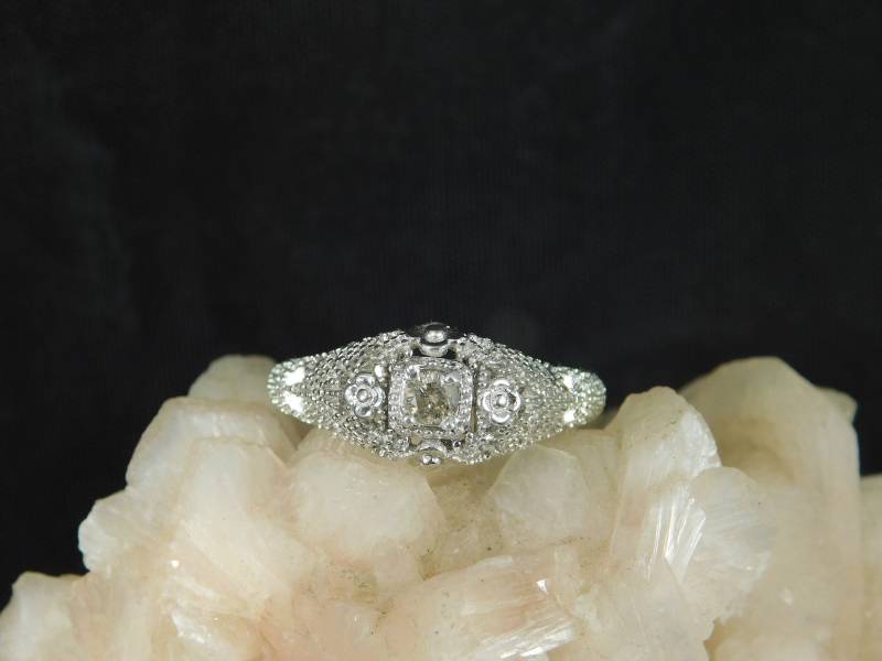 0.11 Ct. Runder Diamant Ring Art Deco Stil Filigran Sterling Silber 0.11 Ct. Runder Diamant Ring Art Deco Stil Filigran Sterling Silber von TheMasterJeweler