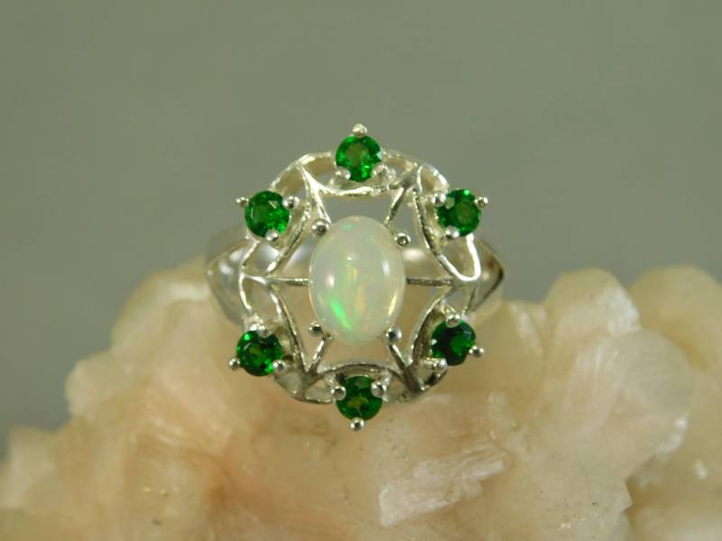 1.00 Ct. Ovaler Cabochon Opal Und Chrom Diopside Ring Sterling Silber Web Design 1.00 Ct. Ovaler Cabochon Opal Und Chrom Diopside Ring Sterling Silber Web Design von TheMasterJeweler