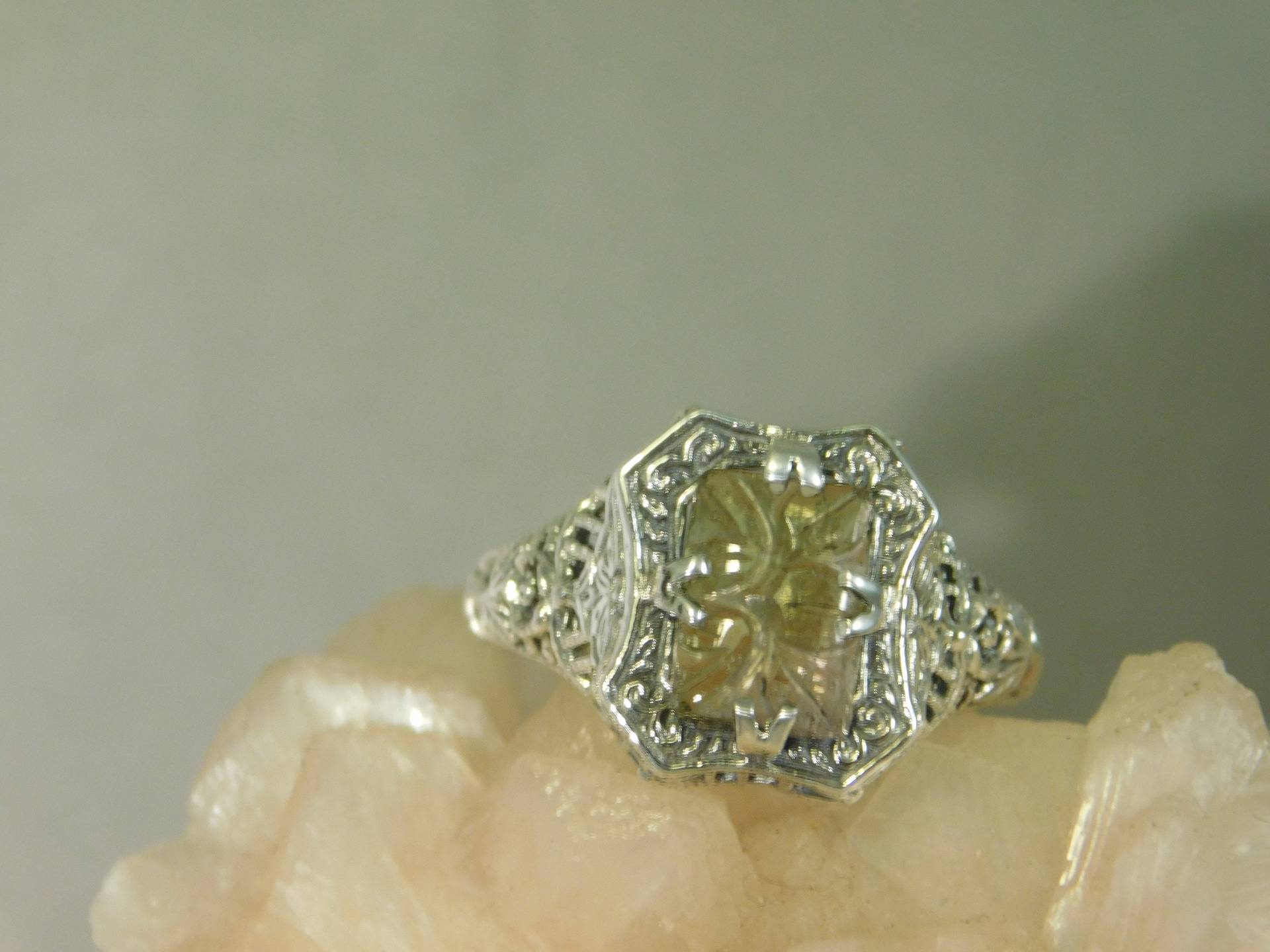 1.07 Ct. Smaragd Schliff Handgeschnitzt Gelb Turmalin Ring Art Deco Stil Filigran Sterling Silber 1.07 Ct. Smaragd Schliff Handgeschnitzt Gelb Turmalin Ring Art Deco Stil Filigran Sterling Silber von TheMasterJeweler