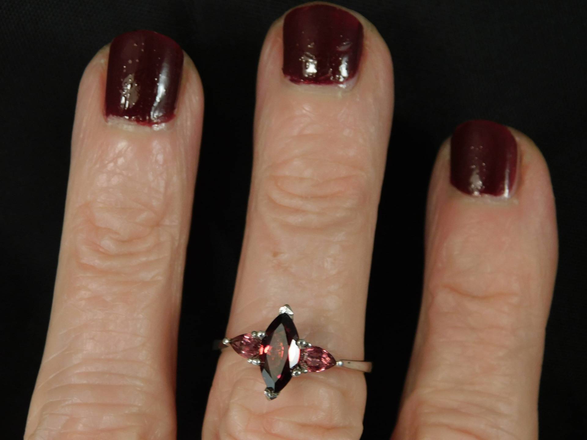 1.18 Ct. Marquise Dunkelroter Granat Und Hellroter Birne Drei-Stein Ring Sterling Silber von TheMasterJeweler
