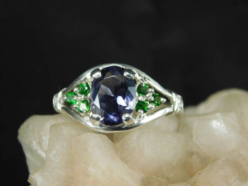 1.25 Ct. Ovaler Iolith Und Tsavorit Granat Ring Sterling Silber 1.25 Ct. Ovaler Iolith Und Tsavorit Granat Ring Sterling Silber von TheMasterJeweler
