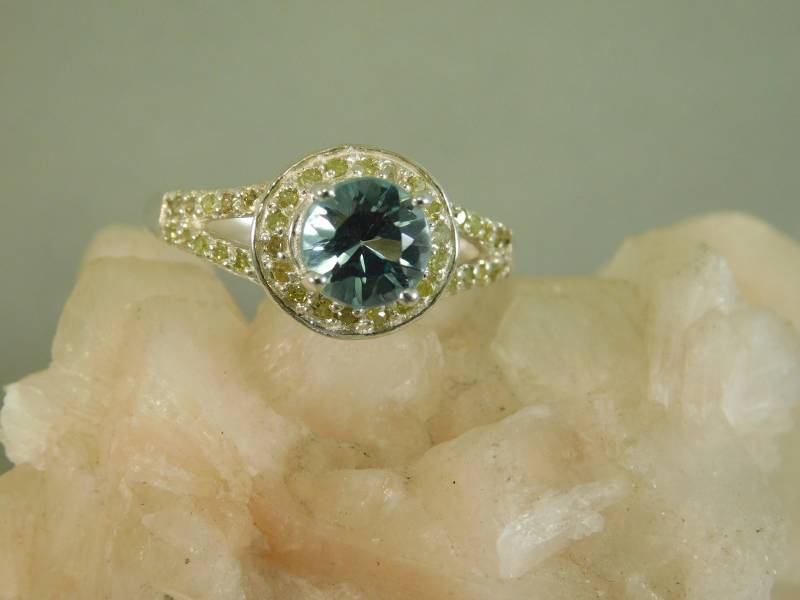 1.40 Ct. Rund Blauer Zirkon Ring Mit Kanarien Diamant Akzente Sterling Silber 1.40 Ct. Rund Blauer Zirkon Ring Mit Kanarien Diamant Akzente Sterling Silber von TheMasterJeweler