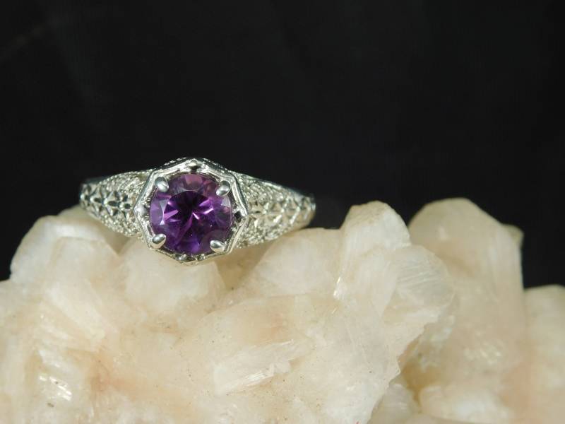 1.53 Ct. Runder Amethyst Ring Art Deco Stil Sterling Silber 1.53 Ct. Runder Amethyst Ring Art Deco Stil Sterling Silber von TheMasterJeweler