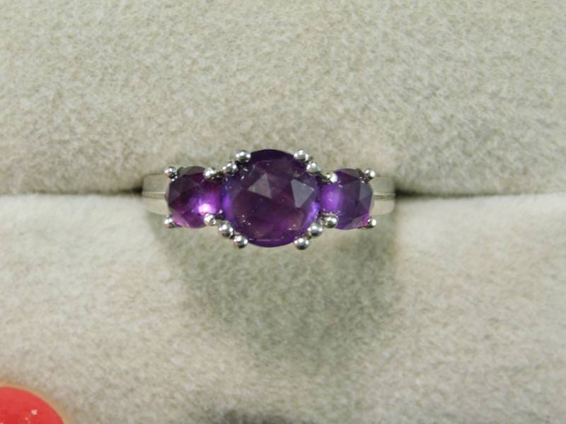 1.82 Ct. Runder Rosenschliff Amethyst Drei-Stein Sterling Silber Ring 1.82 Ct. Runder Rosenschliff Amethyst Drei-Stein Sterling Silber Ring von TheMasterJeweler