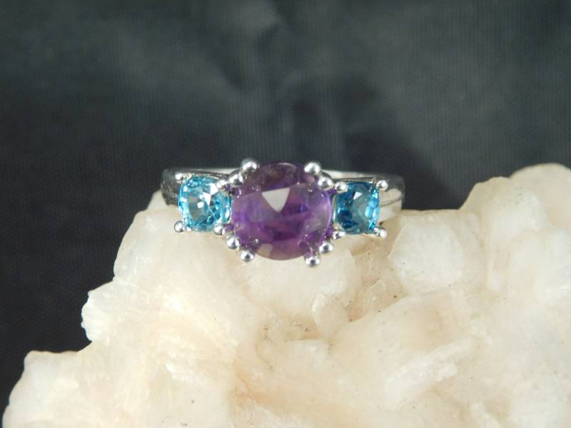 1.93 Ct. Rosenschliff Amethyst Und Blauer Zirkon Drei-Stein Ring Sterling Silber 1.93 Ct. Rosenschliff Amethyst Und Blauer Zirkon Drei-Stein Ring Sterling Silber von TheMasterJeweler