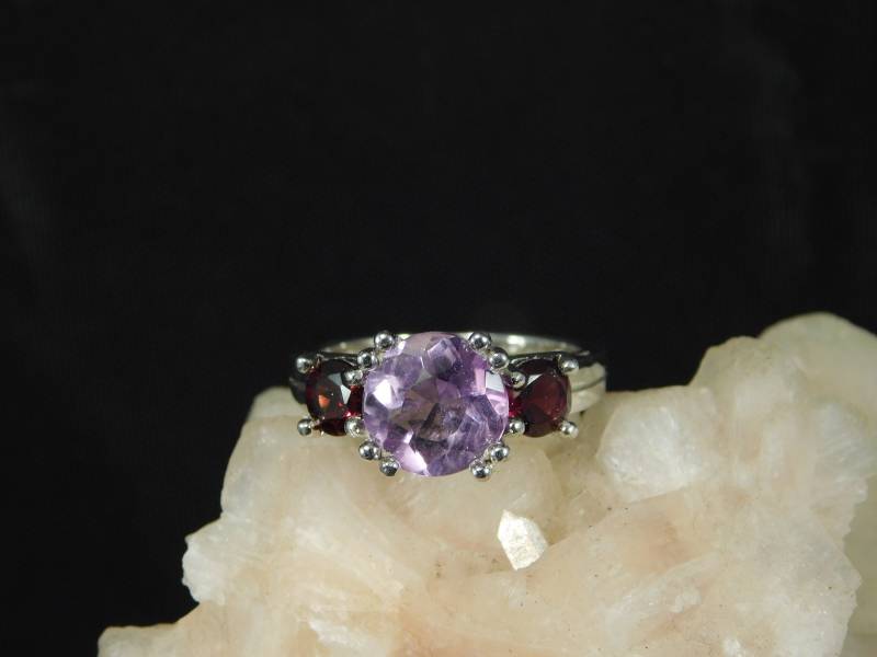 2.28 Ct. Runder Amethyst Und Granat Drei-Stein Ring Sterling Silber von TheMasterJeweler
