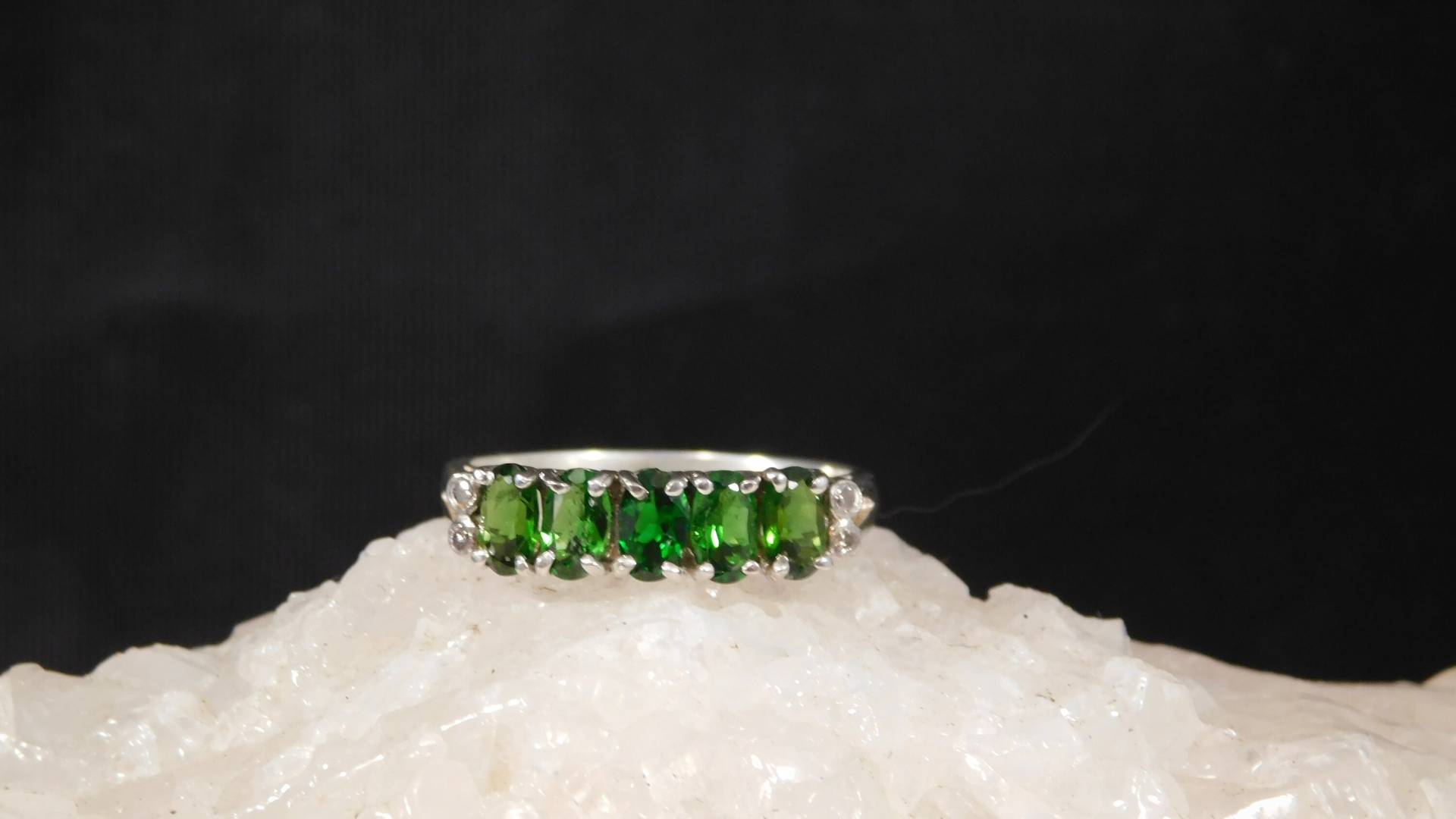 2.50 Ct. Ovales Fünf-Stein Chrom Diopside Und Diamant Hochzeitsband Sterling Silber von TheMasterJeweler