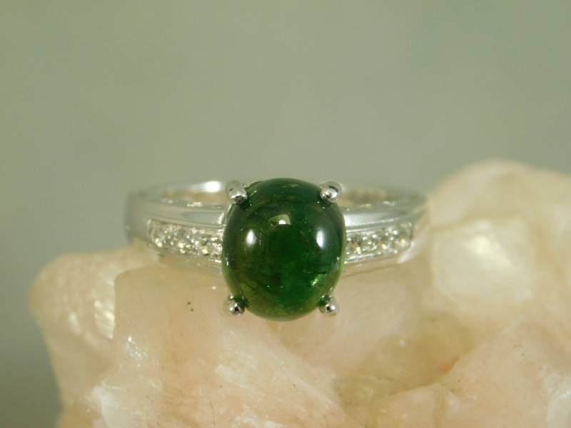 3.35 Ct. Ovaler Cabochon Grüner Turmalin Und Weißer Topas Ring Sterling Silber 3.35 Ct. Ovaler Cabochon Grüner Turmalin Und Weißer Topas Ring Sterling Silber von TheMasterJeweler