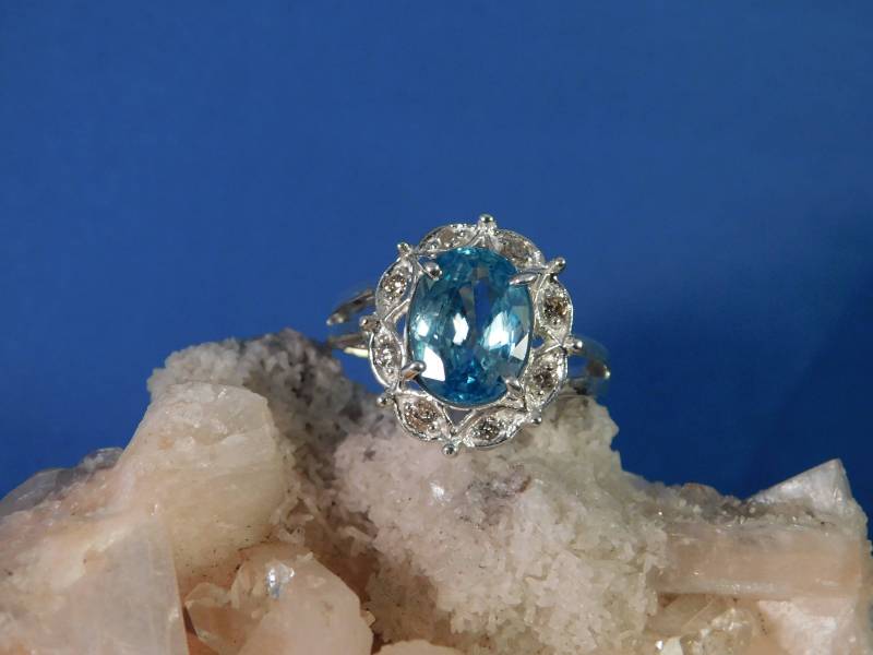 3.48 Ct. Oval Blauer Zirkon Edelstein Mit Acht Diamanten Akzentsteinen Sterling Silber Ring 3.48 Ct. Oval Blauer Zirkon Edelstein Mit Acht Diamanten Akzentsteinen Sterling Silber Ring von TheMasterJeweler