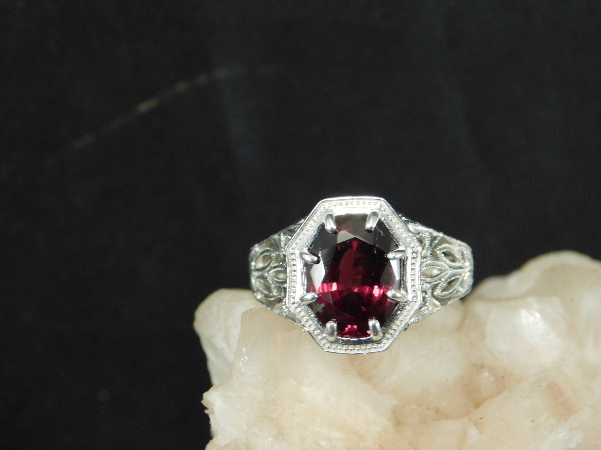 3.56 Ct. Oval Roter Granat Ring Art Deco Stil Filigran Sterling Silber von TheMasterJeweler