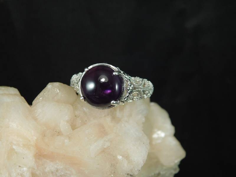 4.48 Ct. Runder Cabochon Amethyst Ring Floral Art Deco Stil Filigran Sterling Silber 4.48 Ct. Runder Cabochon Amethyst Ring Floral Art Deco Stil Filigran Sterling Silber von TheMasterJeweler