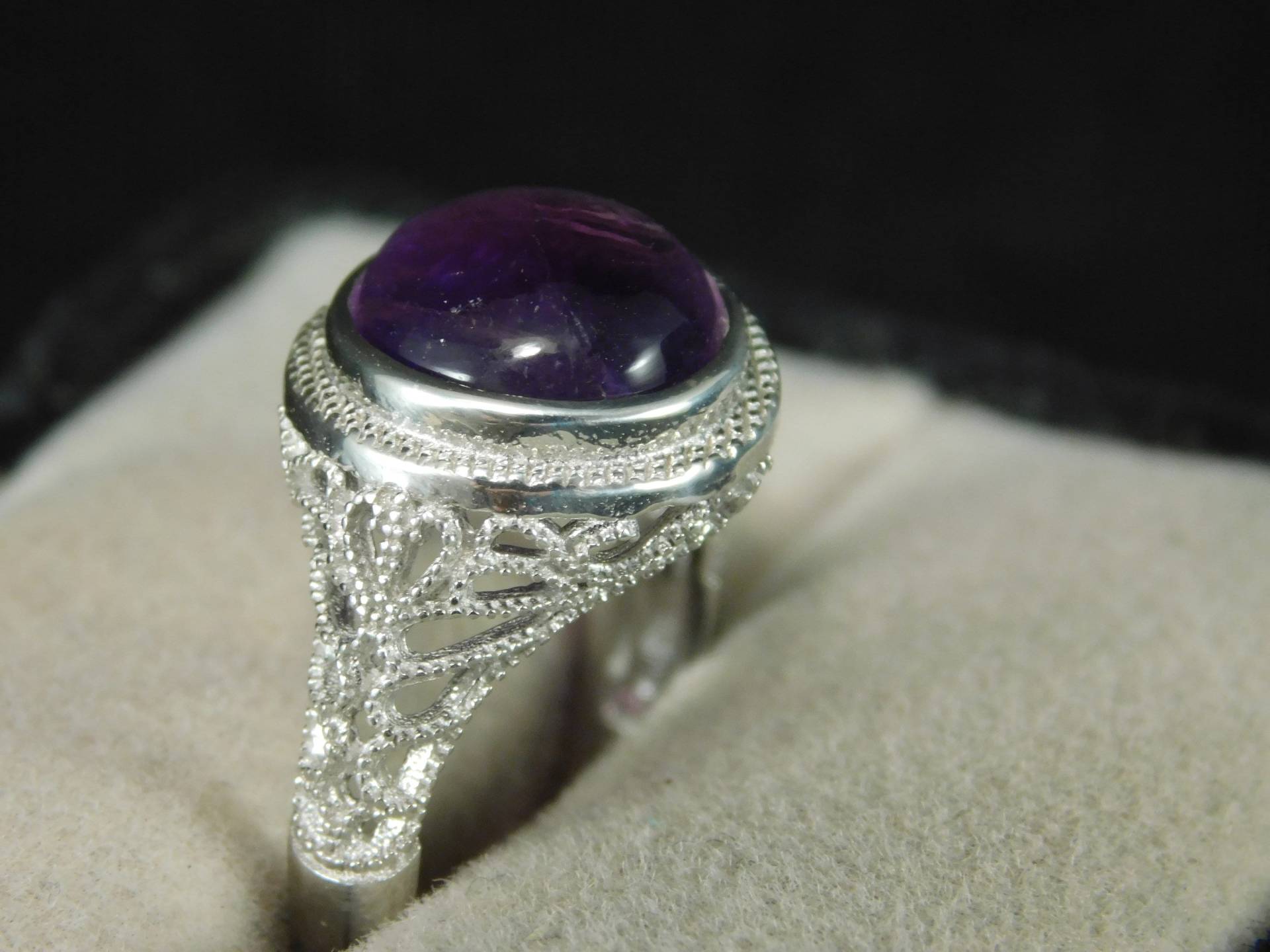4.52 Ct. Runde Cabochon Amethyst Lünette Set Art Deco Stil Ring Sterling Silber von TheMasterJeweler