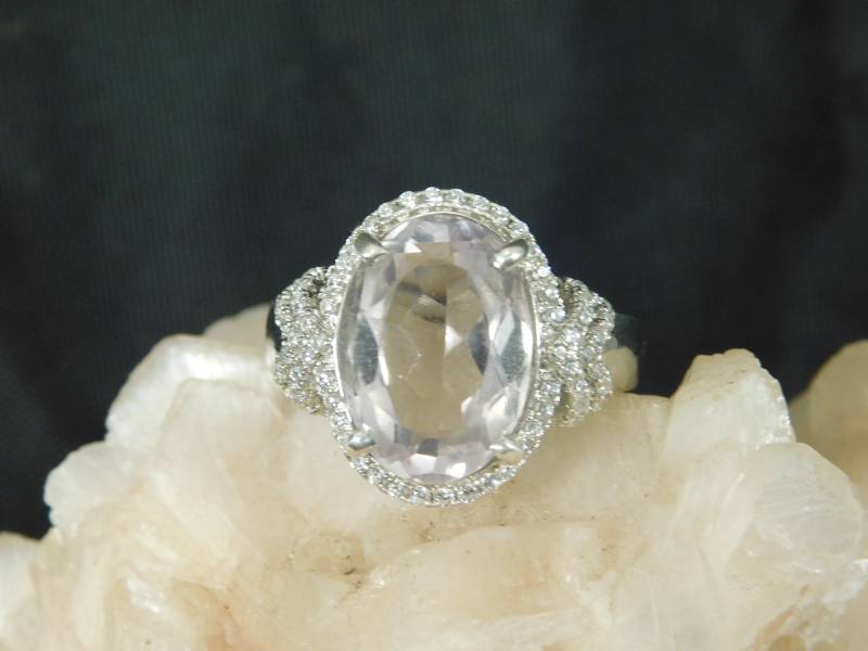 4.86 Ct. Ovaler Pink Kunzit Und Weißer Topas Ring Sterling Silber Fancy Halo Setting 4.86 Ct. Ovaler Pink Kunzit Und Weißer Topas Ring Sterling Silber Fancy Halo Setting von TheMasterJeweler