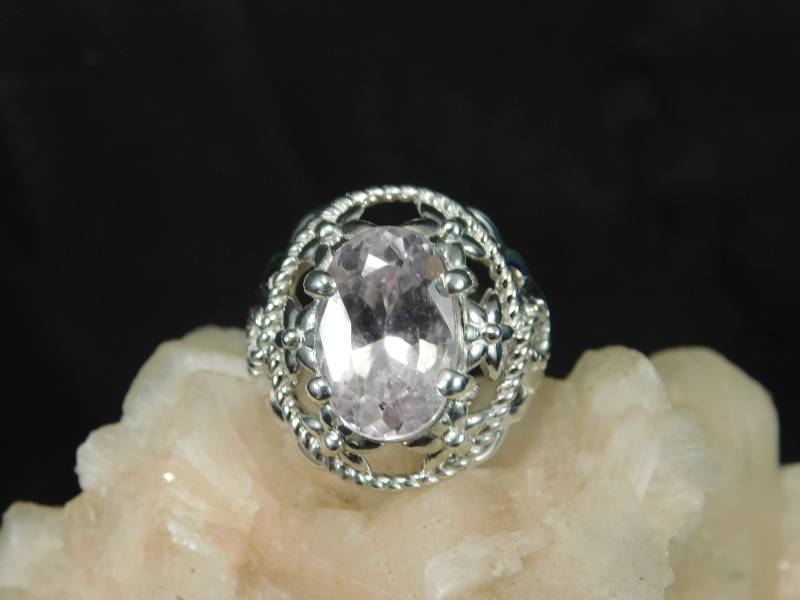 5.30 Ct. Ovaler Kunzit Ring Floral Filigran Sterling Silber 5.30 Ct. Ovaler Kunzit Ring Floral Filigran Sterling Silber von TheMasterJeweler