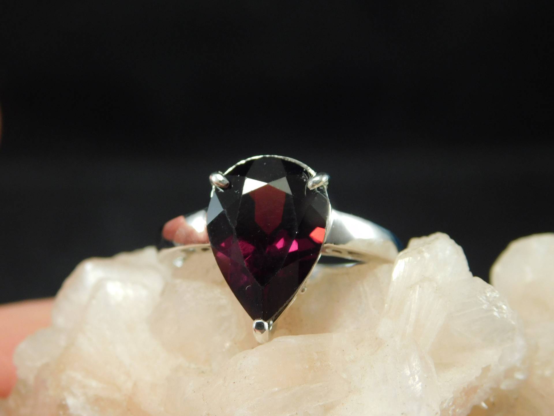 5.51 Ct. Birnenroter Granat Solitär Ring Sterling Silber von TheMasterJeweler