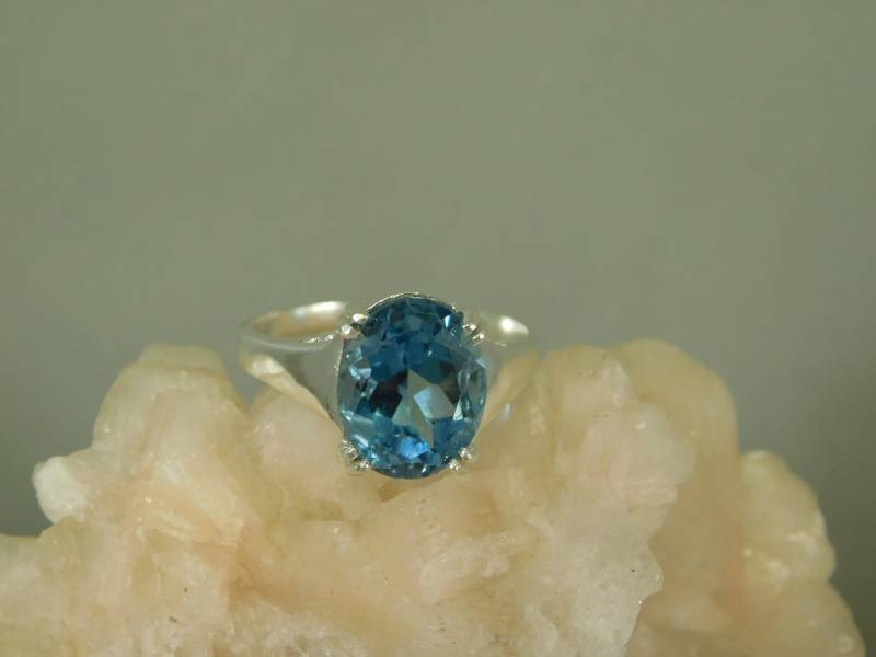 6.02 Ct. Oval Blauer Topas Ring Hochpoliertes Sterlingsilber von TheMasterJeweler