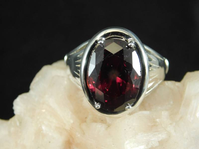 6.98 Ct. Ovaler Granat Ring Hochglanz Sterling Silber 6.98 Ct. Ovaler Granat Ring Hochglanz Sterling Silber von TheMasterJeweler