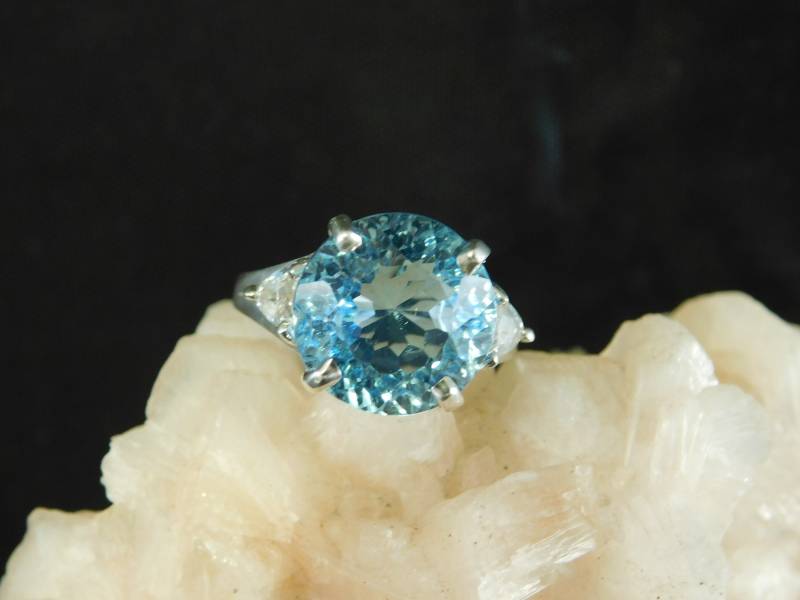 7.04 Ct. Rund Blauer Topas Und Weißer Zirkon Sterling Silber Drei-Stein Ring 7.04 Ct. Rund Blauer Topas Und Weißer Zirkon Sterling Silber Drei-Stein Ring von TheMasterJeweler