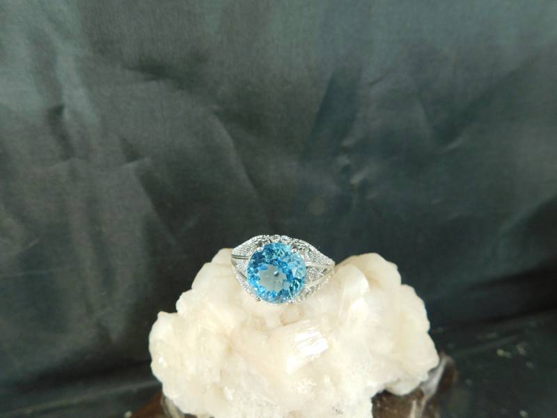 7.29 Ct. Runder Millennium Cut Blautopas Ring Art Deco Stil Filigran 7.29 Ct. Runder Millennium Cut Blautopas Ring Art Deco Stil Filigran von TheMasterJeweler