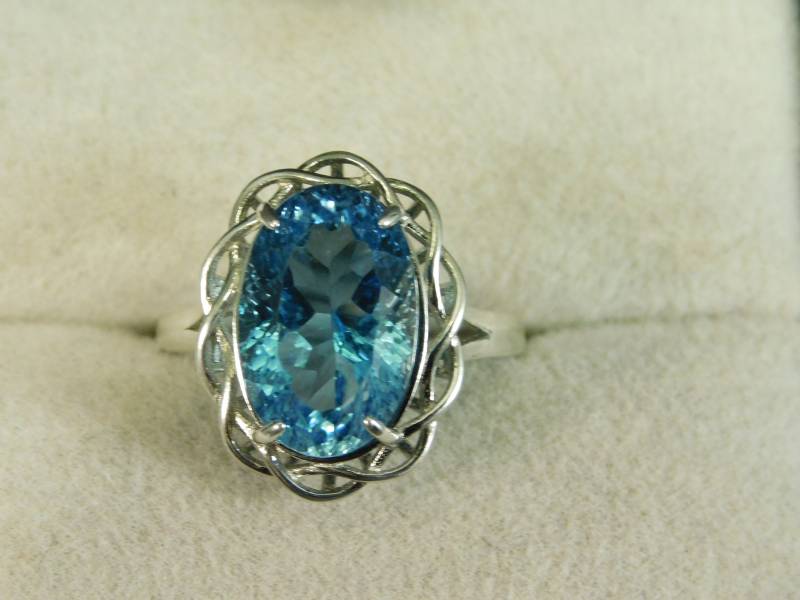 7.85 Ct. Ovaler Millennium Cut Blautopas Ring Schlicht Geflochtene Drehung Sterling Silber 7.85 Ct. Ovaler Millennium Cut Blautopas Ring Schlicht Geflochtene Drehung Sterling Silber von TheMasterJeweler