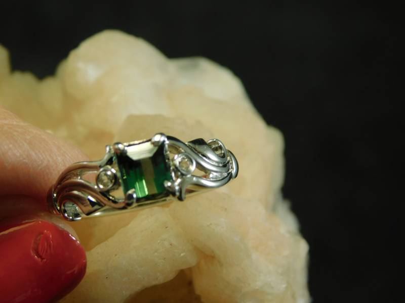 Custom 0, 89 Ct. Smaragd Schliff Grüner Turmalin Und Weißer Topas Ring Sterling Silber Custom 0, 89 Ct. Smaragd Schliff Grüner Turmalin Und Weißer Topas Ring Sterling Silber von TheMasterJeweler
