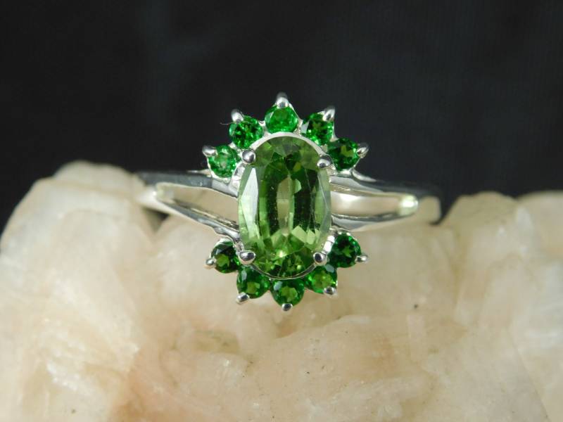 Custom 1.48 Ct. Oval Grün Unbehandelt Peridot Und Tsavorit Grüner Granat Ring Sterling Silber Custom 1.48 Ct. Oval Grün Unbehandelt Peridot Und Tsavorit Grüner Granat Ring Sterling Silber von TheMasterJeweler
