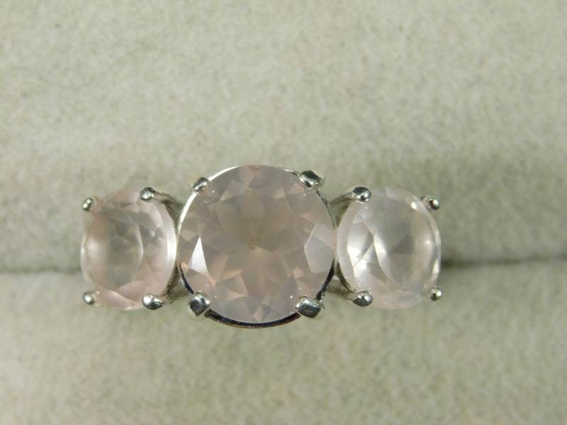 Custom 3.95 Ct. Runder Rosenquarz Drei-Stein Ring Sterling Silber Custom 3.95 Ct. Runder Rosenquarz Drei-Stein Ring Sterling Silber von TheMasterJeweler