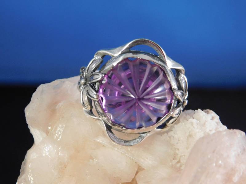 Februar Geburtsstein 4, 92 Ct. Rund Lasergeschnitten Geschnitzt Amethyst Ring Sterling Sliver Floral Setting Februar Geburtsstein 4, 92 Ct. Rund Lasergeschnitten Geschnitzt Amethyst Ring Sterling Sliver Floral Setting von TheMasterJeweler