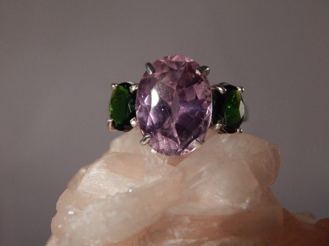 Februar Geburtsstein Custom 5.74 Ct. Oval Facettiert Amethyst Und Chrom Diopside Drei Stein Ring Sterling Silber Februar Geburtsstein Custom 5.74 Ct. Oval Facettiert Amethyst Und Chrom Diopside Drei Stein Ring Sterling Silber von TheMasterJeweler