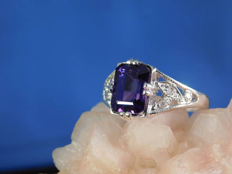Februar Geburtsstein Vintage Style 2.10 Ct. Smaragdschliff Amethyst Und Diamant Floral Filigran Ring Sterling Silber Februar Geburtsstein Vintage Style 2.10 Ct. Smaragdschliff Amethyst Und Diamant Floral Filigran Ring Sterling Silber von TheMasterJeweler