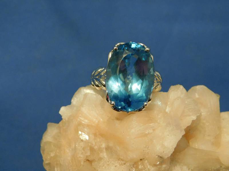Großer 24.05 Ct. Oval Blauer Topas Ring Art Deco Stil Filigranes Sterling Silber Großer 24.05 Ct. Oval Blauer Topas Ring Art Deco Stil Filigranes Sterling Silber von TheMasterJeweler