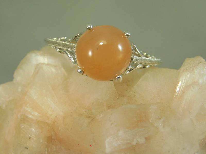 Großer 3, 84 Ct. Runder Cabochon Pfirsich Mondstein Ring Art Deco Stil Sterling Silber von TheMasterJeweler