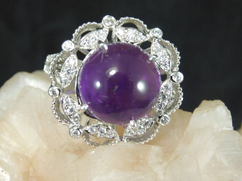 Großer 7.26 Ct. Runder Cabochon Amethyst Und Weißer Topas Ring Floral Sterling Silber von TheMasterJeweler