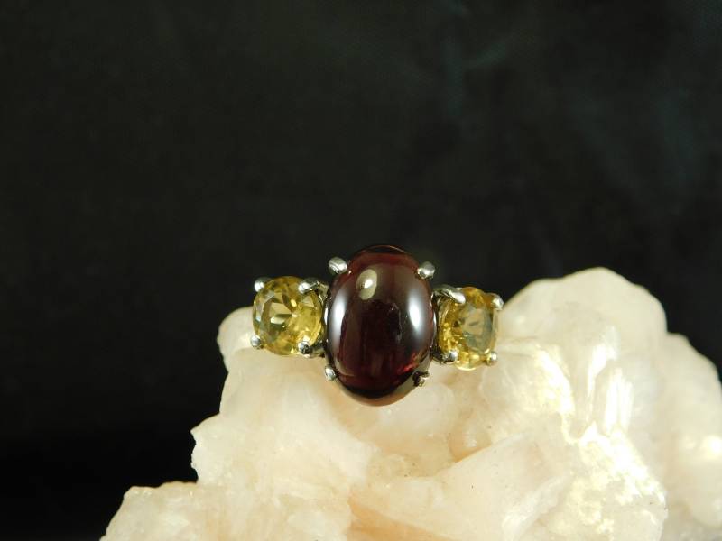 Januar Geburtsstein 6, 85 Ct. Oval Cabochon Granat Und Beryll Drei-stein Ring Januar Geburtsstein 6, 85 Ct. Oval Cabochon Granat Und Beryll Drei-stein Ring von TheMasterJeweler