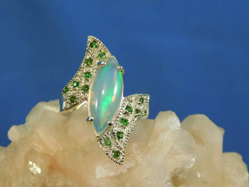 Januar Geburtsstein Auffällig 2, 68 Ct. Marquise Cabochon Opal Und Tsavorit Granat Ring Sterling Silber Januar Geburtsstein Auffällig 2, 68 Ct. Marquise Cabochon Opal Und Tsavorit Granat Ring Sterling Silber von TheMasterJeweler