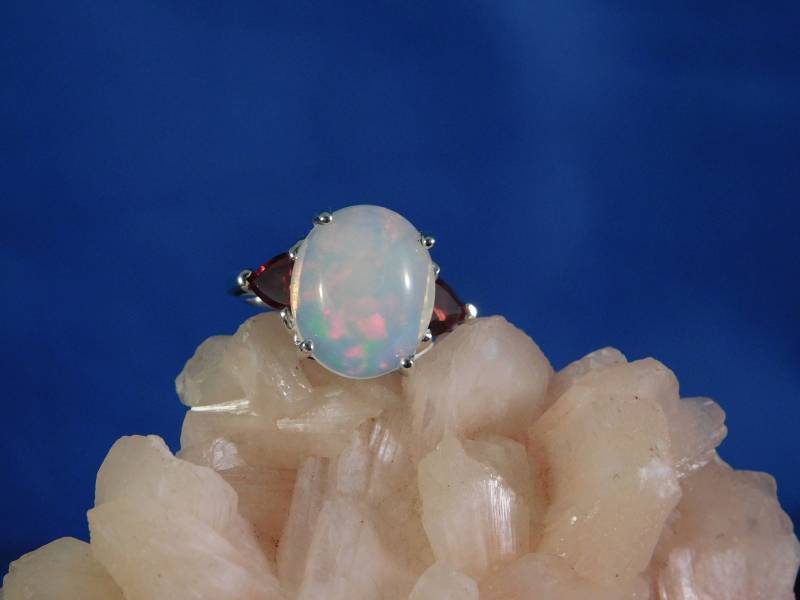 Januar Geburtsstein Traditionell 4, 37 Ct. Oval Cabochon Opal Und Granat Drei-Stein Ring Sterling Silber Januar Geburtsstein Traditionell 4, 37 Ct. Oval Cabochon Opal Und Granat Drei-Stein Ring Sterling Silber von TheMasterJeweler