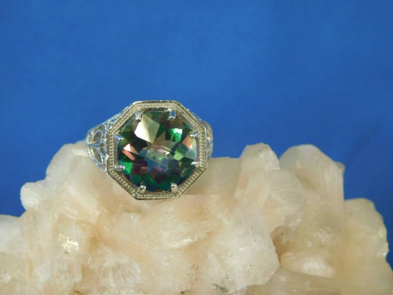 Riesiger 6.51 Ct. Runder Rosenschliff Mystic Topaz 1920Er Jahre Stil Filigraner Sterling Silber Ring Riesiger 6.51 Ct. Runder Rosenschliff Mystic Topaz 1920Er Jahre Stil Filigraner Sterling Silber Ring von TheMasterJeweler