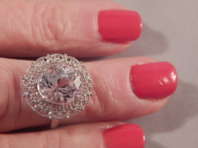 Vintage Stil 6.85 Ct. Oval Facettierte Kunzit Sterling Silber Spitze Filigran Ring Vintage Stil 6.85 Ct. Oval Facettierte Kunzit Sterling Silber Spitze Filigran Ring von TheMasterJeweler