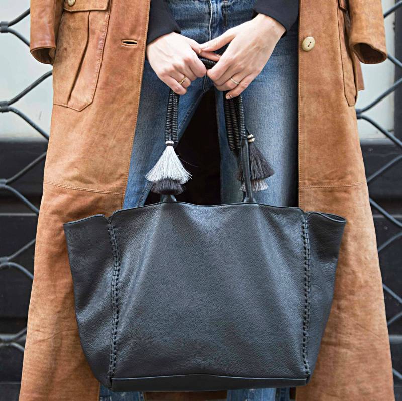 Schwarze Ledertasche Umhängetasche, Weiche Ledertasche, Tasche Mit Taschen Geschenk Für Sie, Lederwindeltasche von TheMerakiCompany